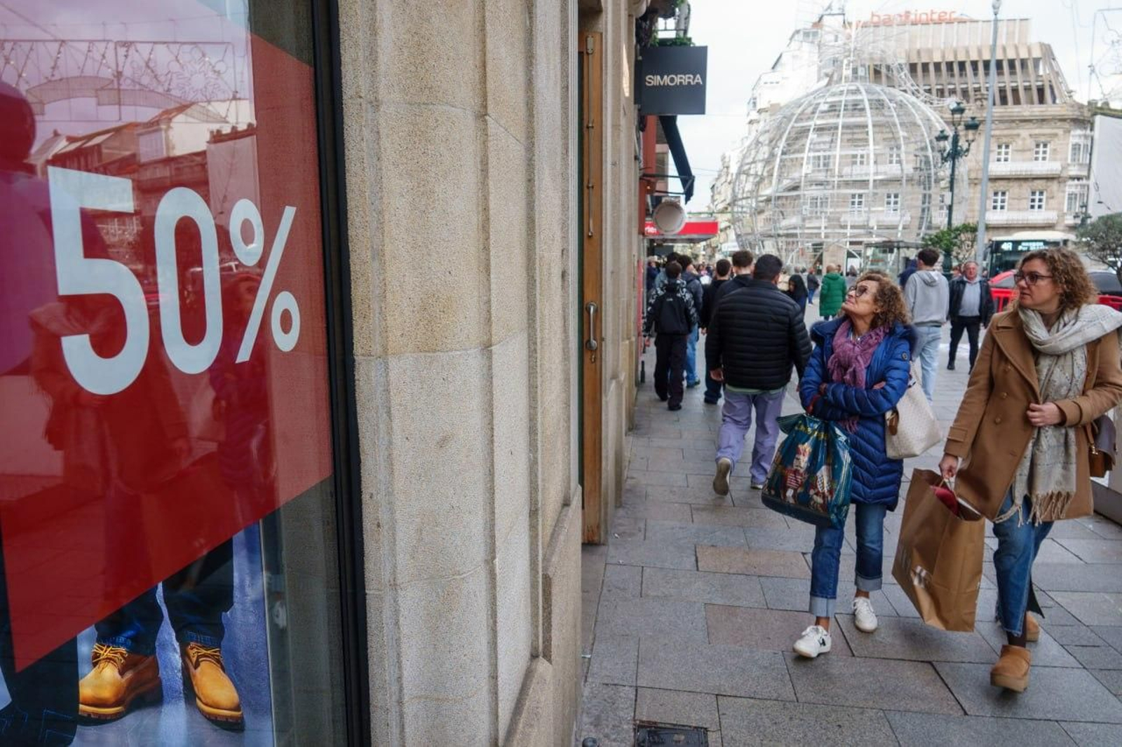 Galería | Los vigueses, con la tradición de las rebajas de enero