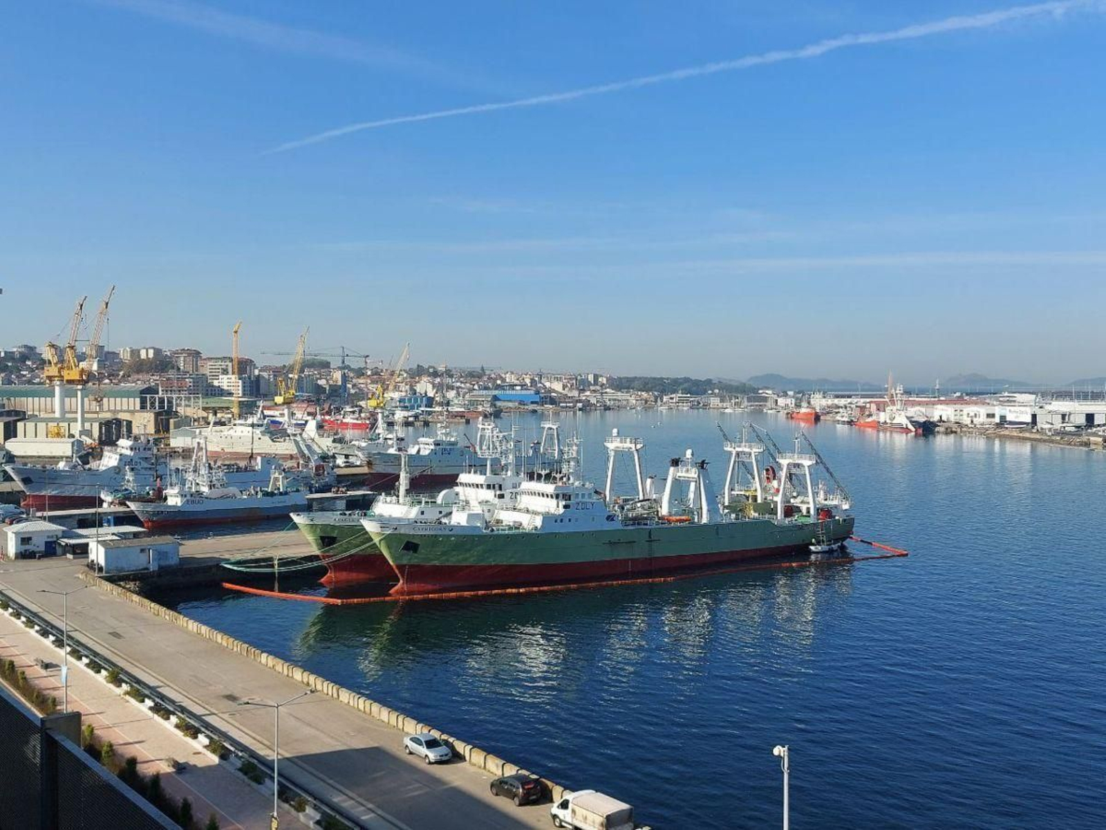 Barcos pesqueros de altura amarrados en el muelle de Beiramar.