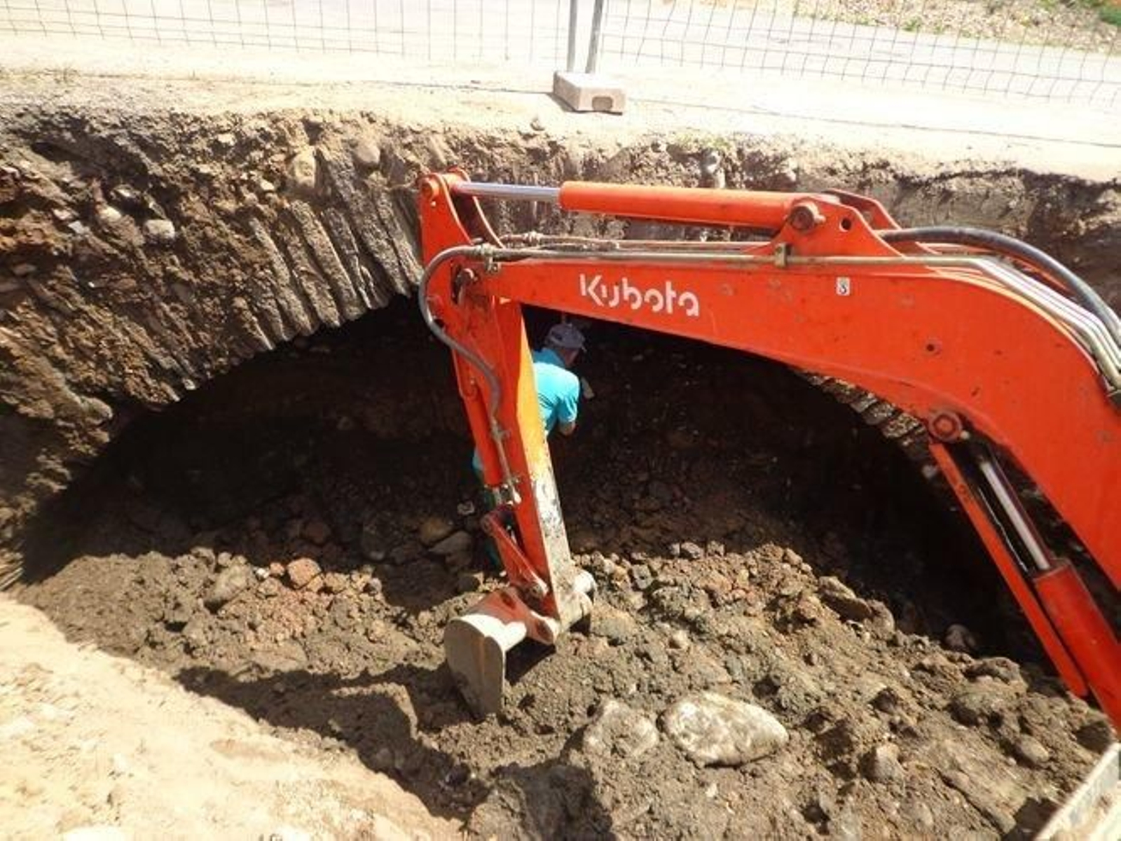 Una pala mecánica retiró la tierra que enterraba el puente de A Proba.