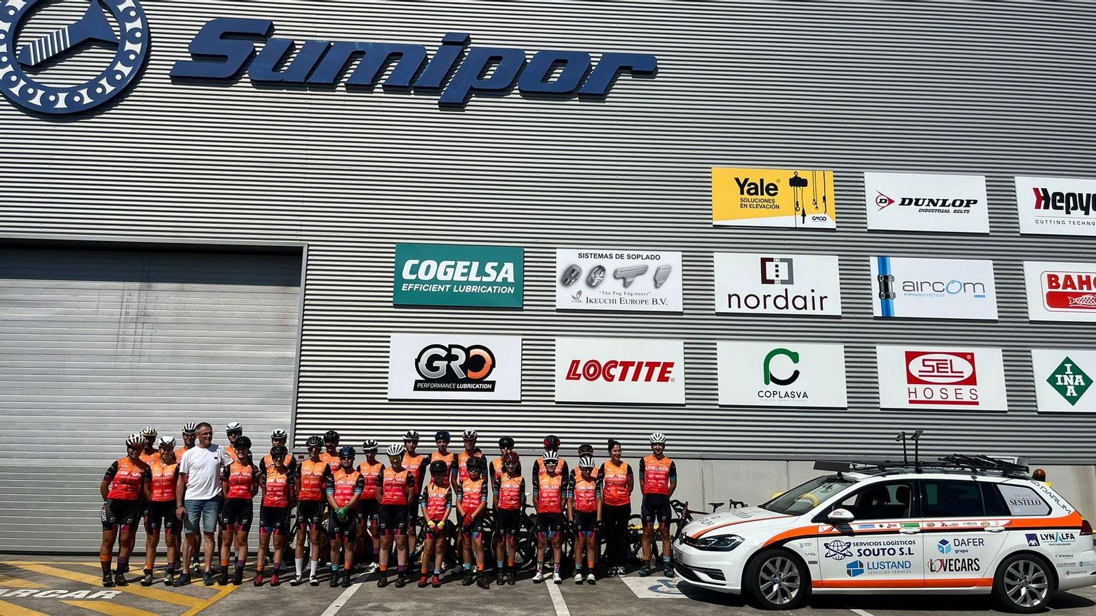 Visita del Club Ciclista Ponteareas a las instalaciones de Sumipor.