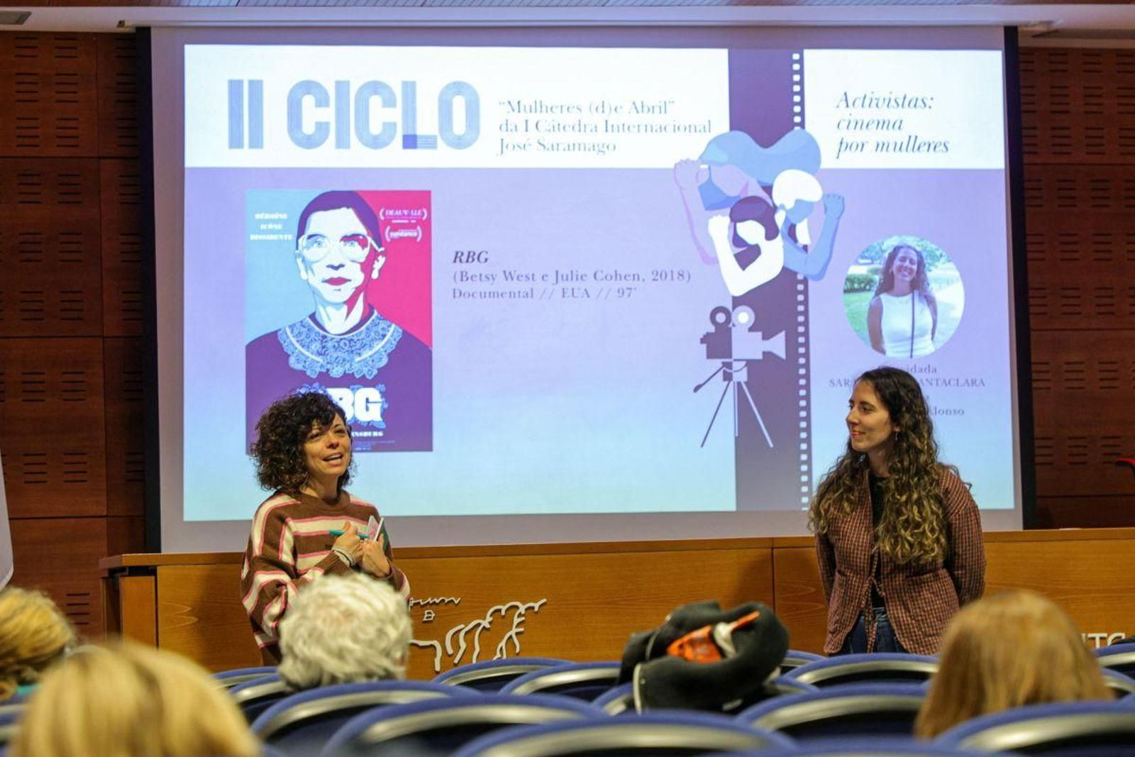 La investigadora María Platas y Sara Tabuyo, en la muestra “Activistas: cinema por mulleres” en Vigo