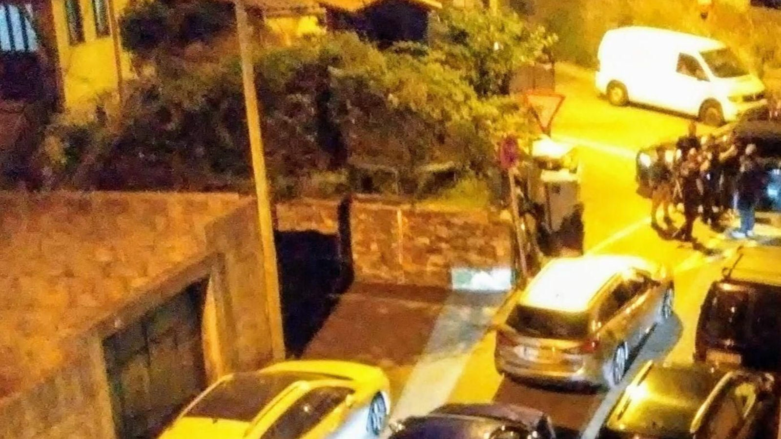Gente en la calle Numancia el pasado miércoles tras casi fallecer un drogodependiente