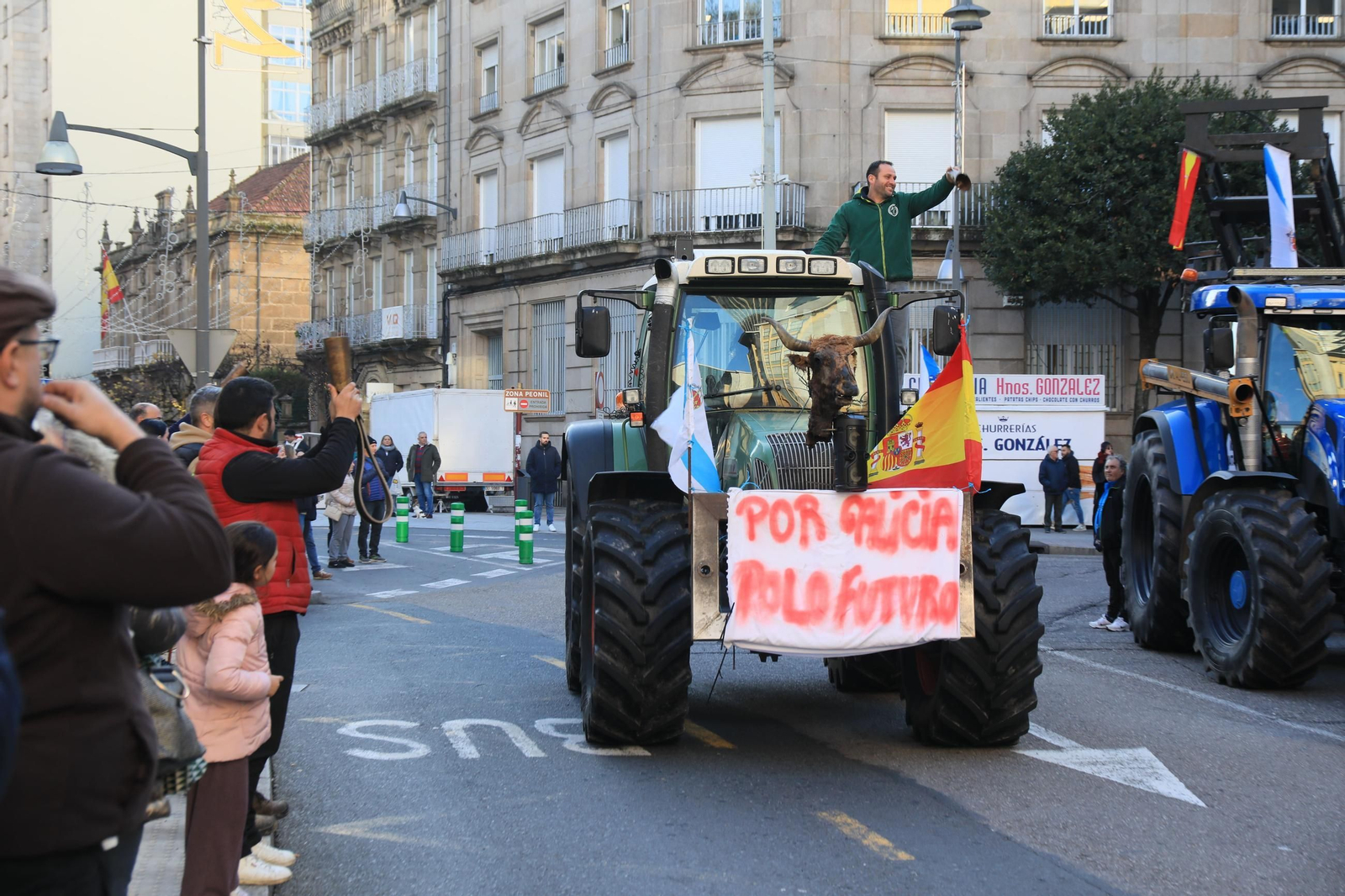 Galería | Los tractores toman Ourense y San Cibrao: "Se non estamos nós, vanse queimar ata as persianas dos edificios"
