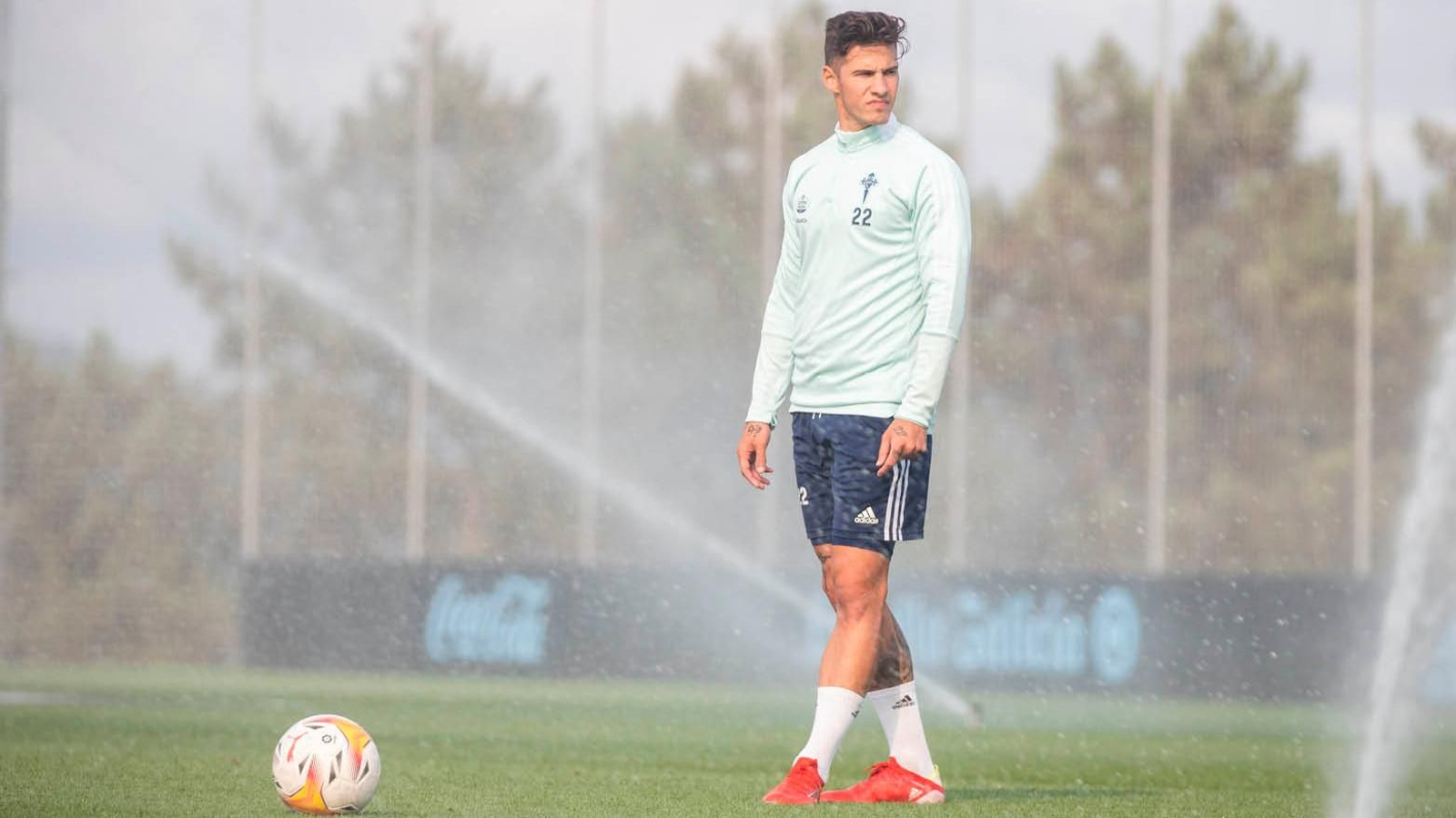 Santi Mina, durante el entrenamiento de ayer en Mos.