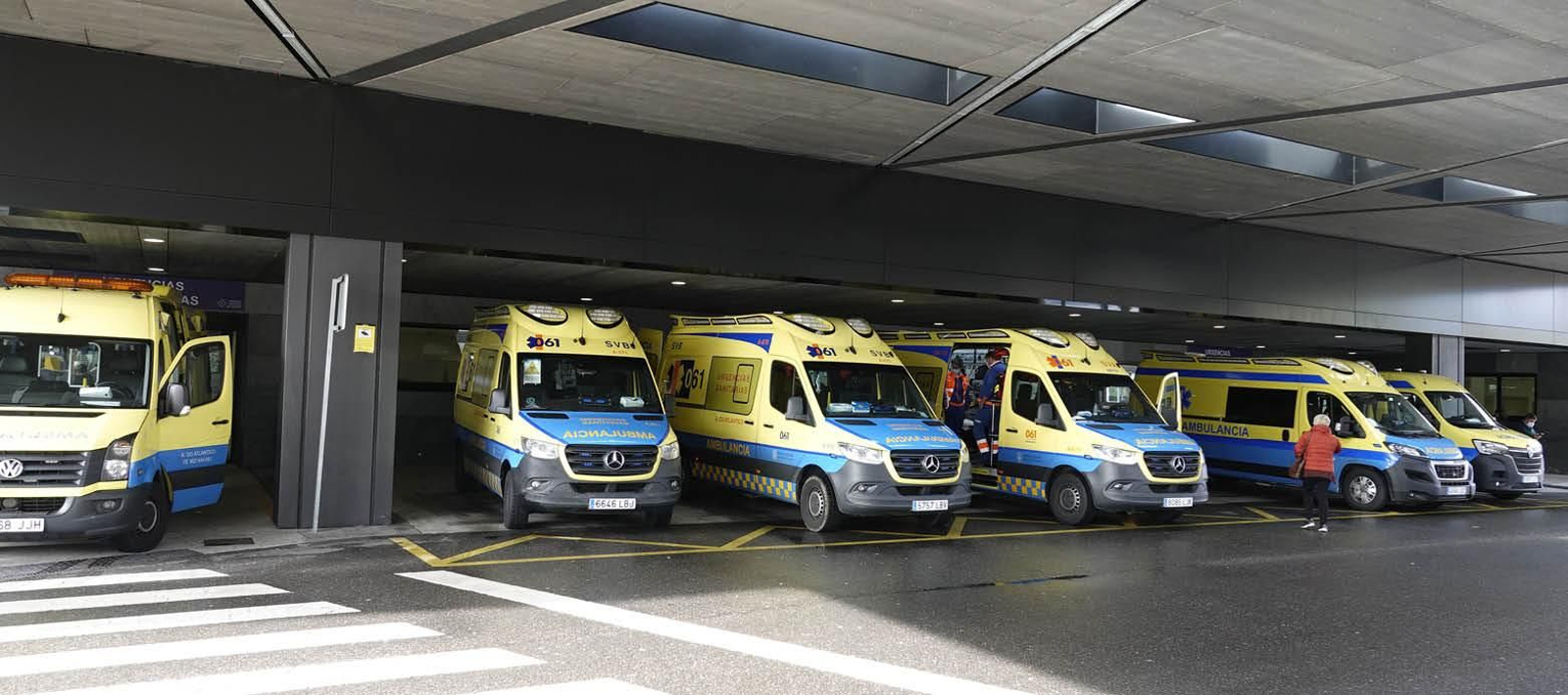 El servicio de Urgencias del Hospital Álvaro Cunqueiro vive jornadas frenéticas y se prepara para días más duros por la elevada incidencia de covid.