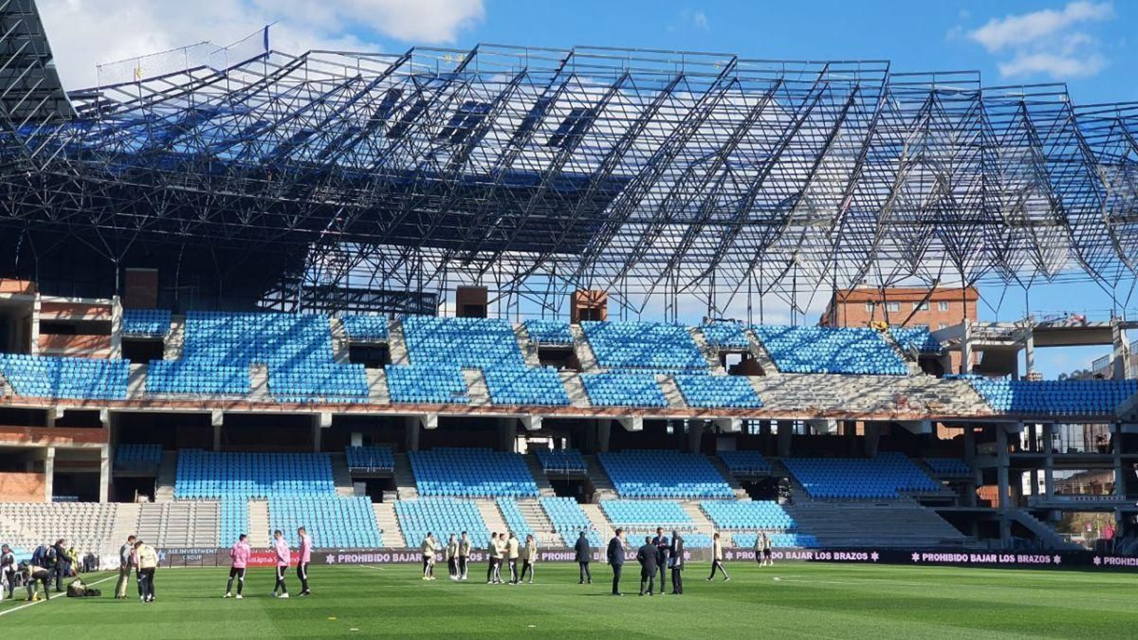 Las obras continúan y el Concello mantiene que la grada se podrá abrir el próximo día 11 en el partido ante el Rayo Vallecano.