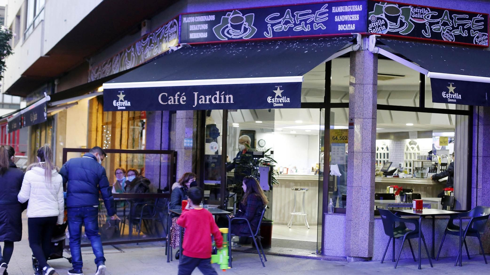 Bares y restaurantes mantienen restricciones en el horario de cierre desde la Navidad.