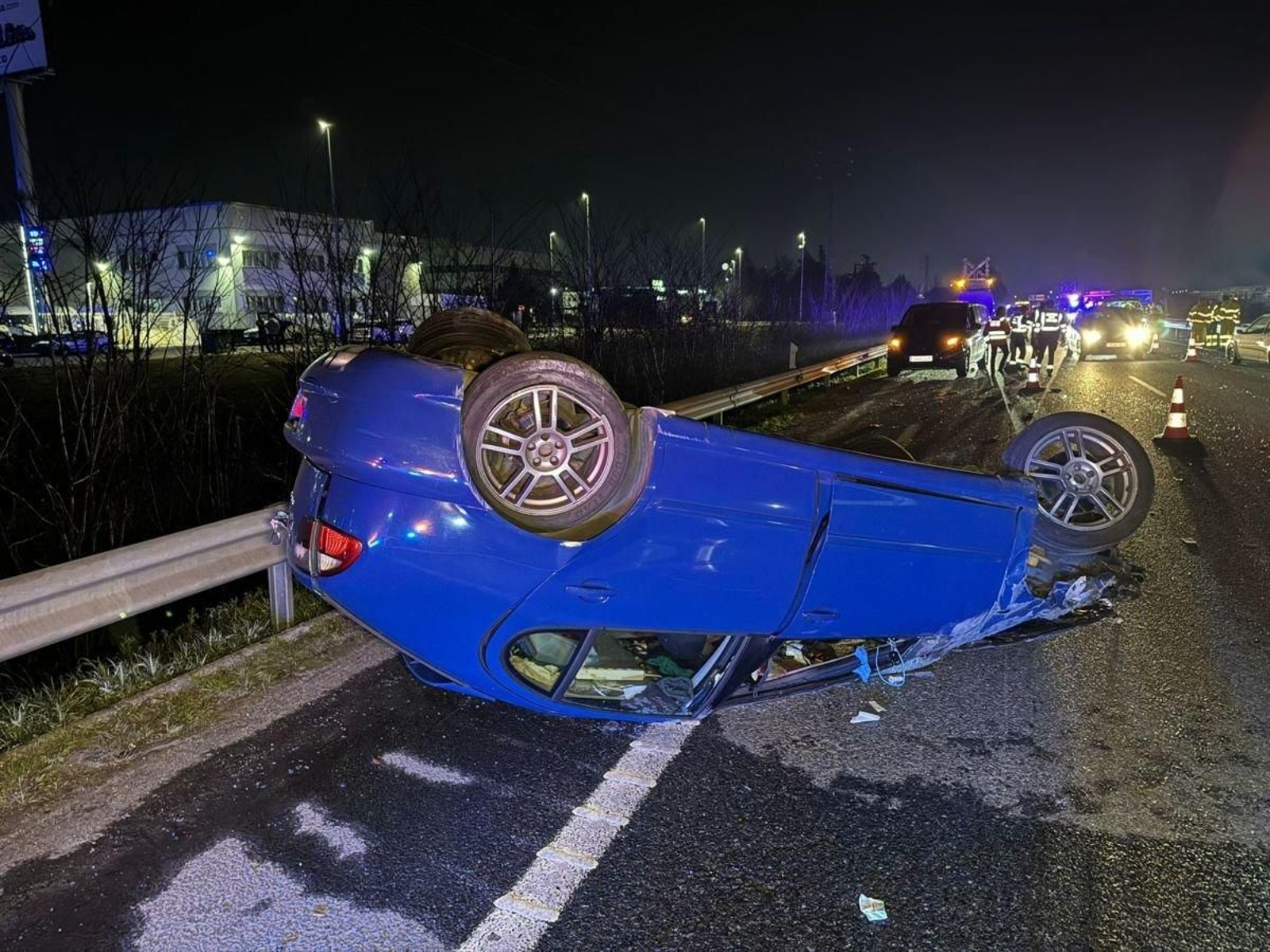 El coche que volcó en la noche del martes en la A-55 en Porriño, con un fallecido.