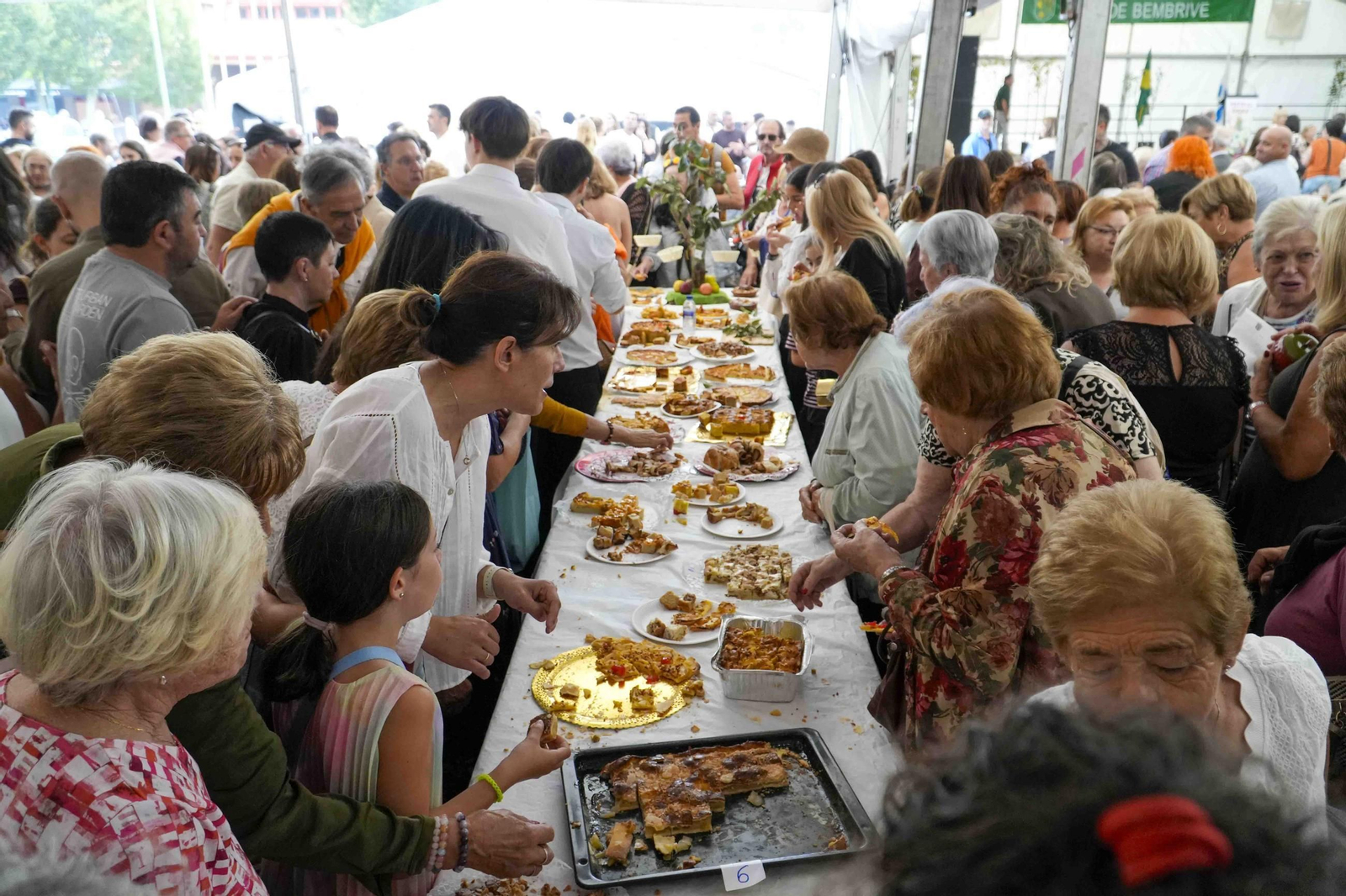 Galería | La Festa da Sidra triunfa en Bembrive con 1.000 litros repartidos