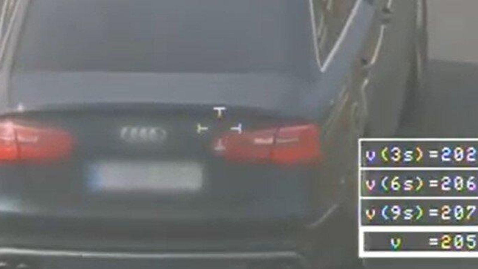 Audi superando los límites de velocidad.