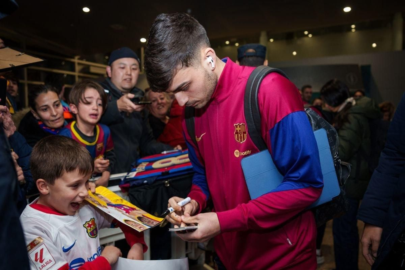 Pedri firma autógrados a la llegada del Barcelona ayer a Vigo.