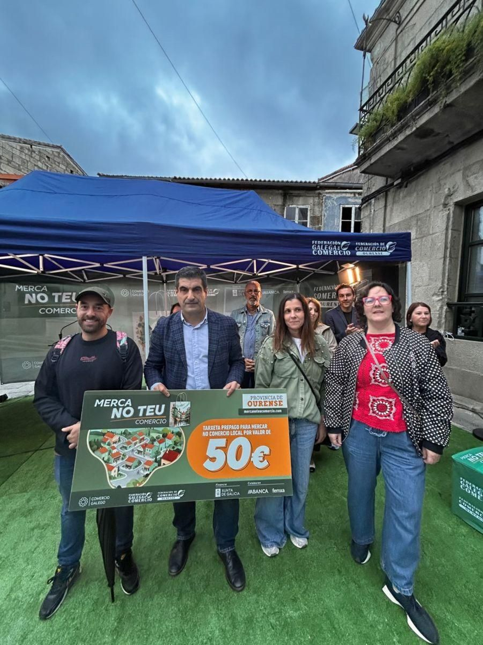 Gabriel Alén -en el centro- con el cartel de la campaña.
