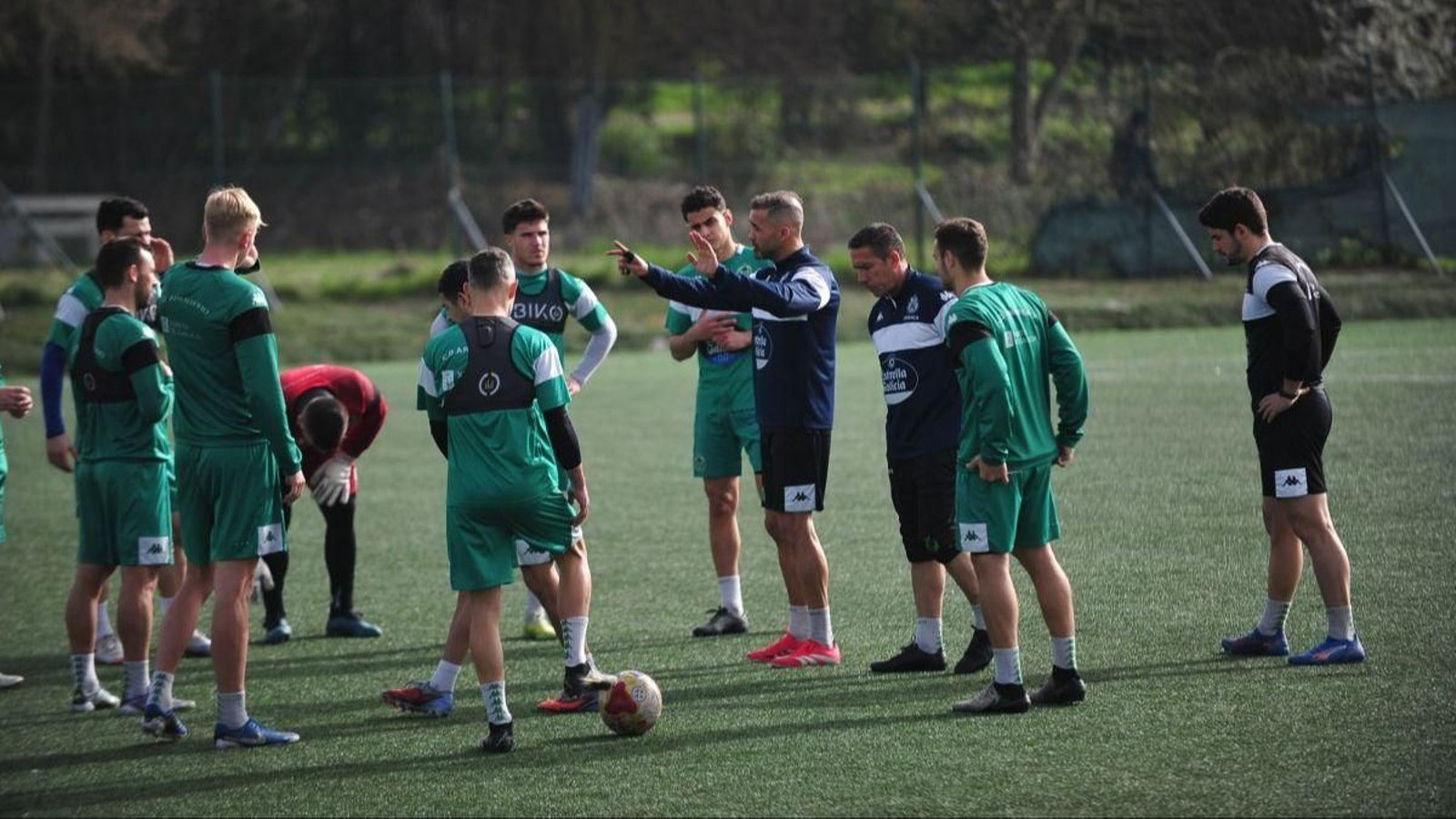 La plantilla verde, durante un entrenamiento en el campo de A Uceira.
