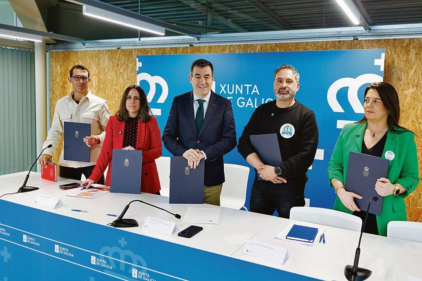 El conselleiro de Educación (c), con los representantes de CCOO, UGT, ANPE y CSIF.