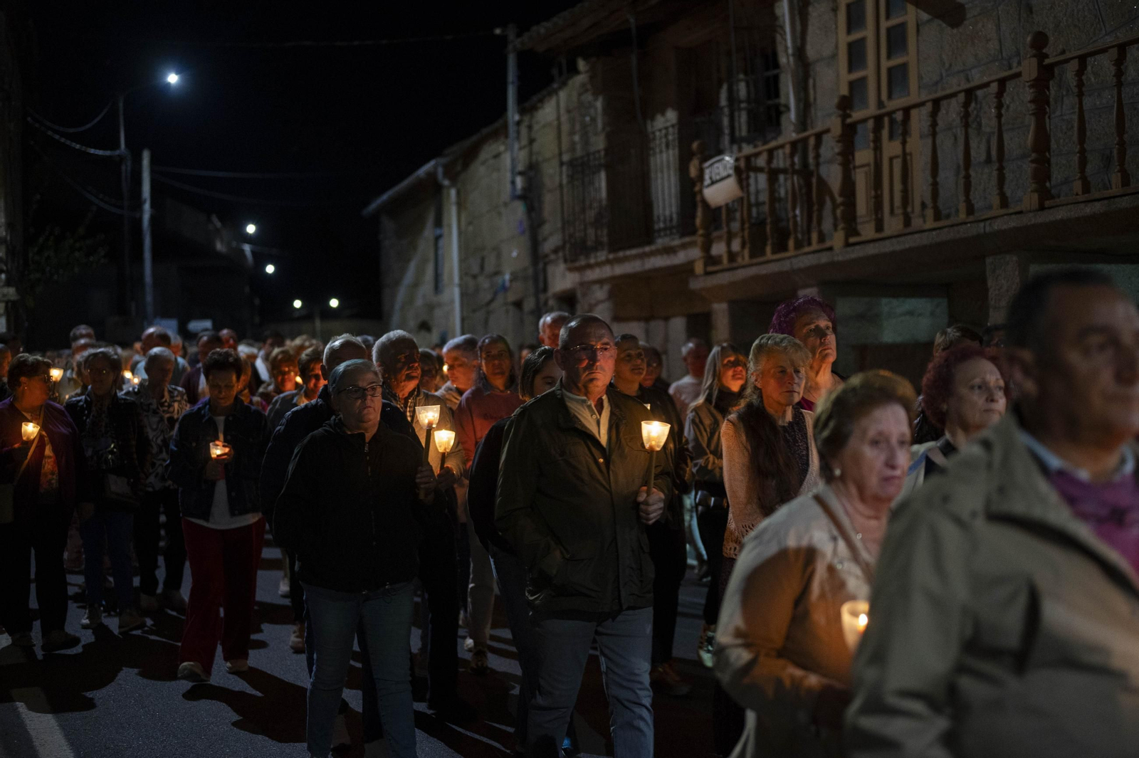Un momento de la procesión nocturna en honor a la Virgen de la Saleta a su paso por San Cristovo de Cea