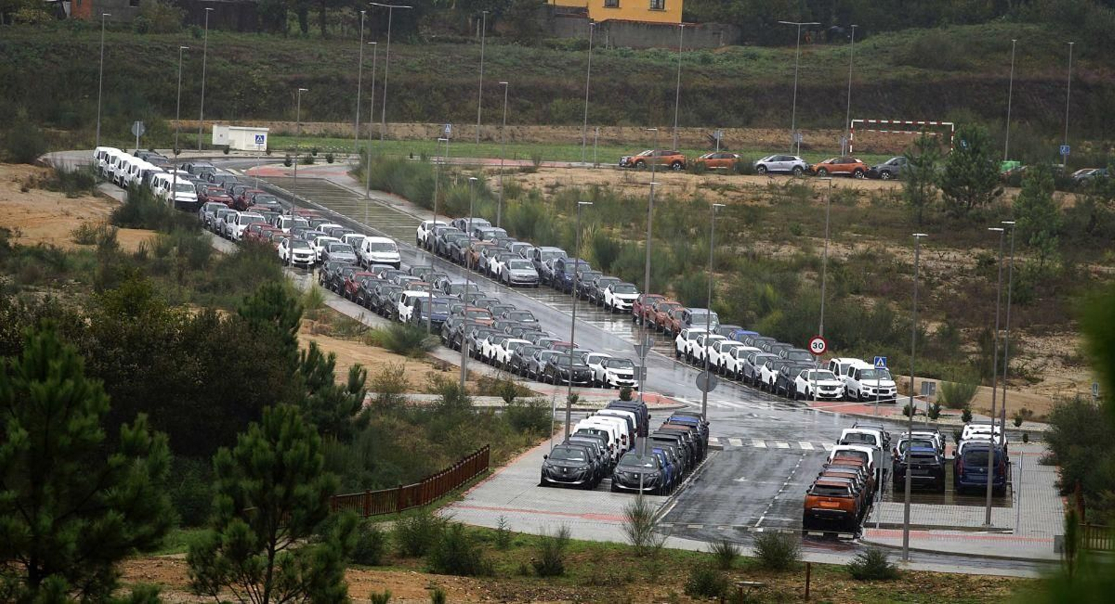 Coches de Stellantis ocupan la Plisan.