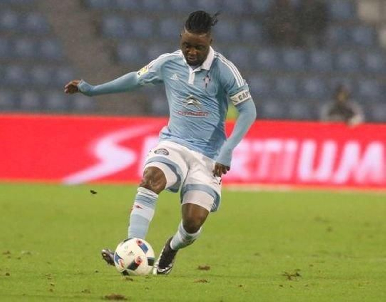Madinda golpea el balón el pasado miércoles en Balaídos.