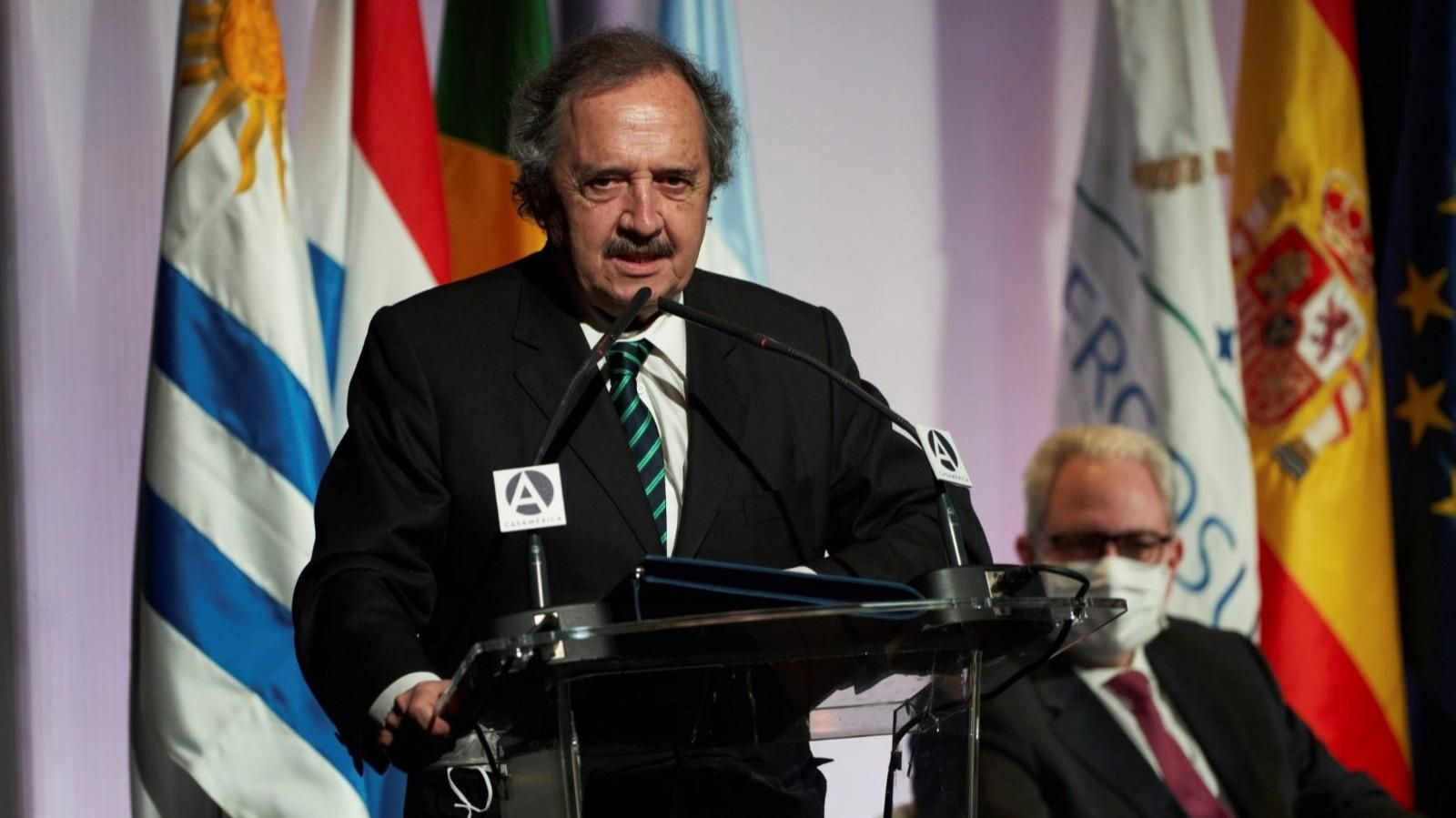 El embajador de Argentina en España, durante una conferencia.