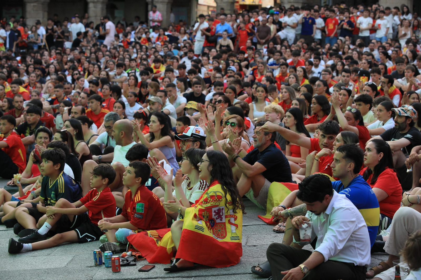 Galería | Ambiente y expectación en las terrazas de Ourense para disfrutar del partido de la selección española ante Portugal , en fotos