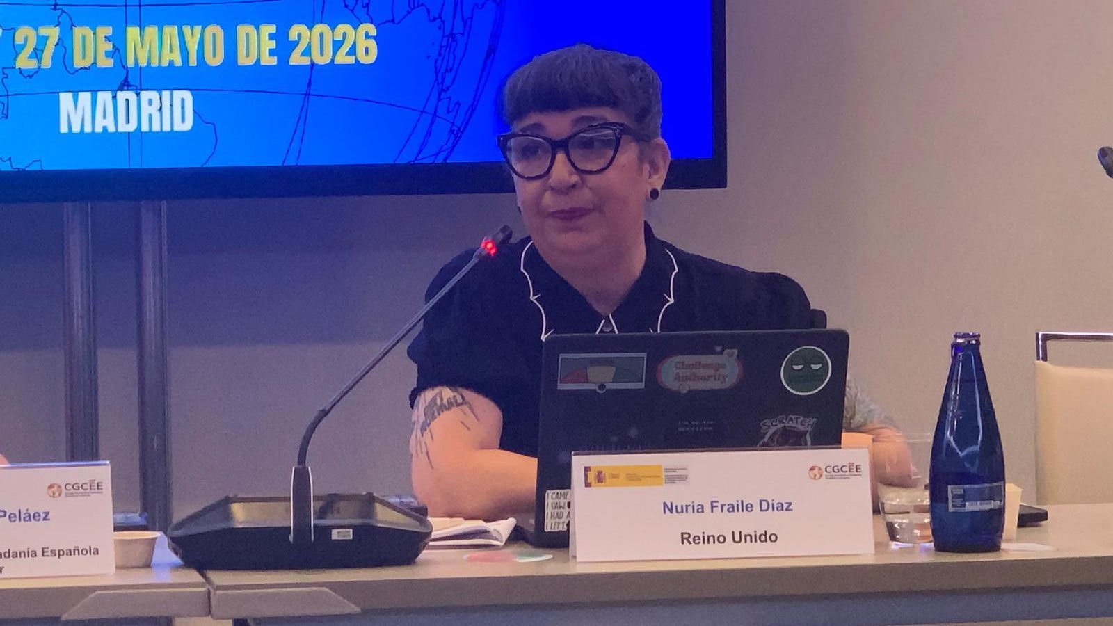 Nuria Fraile dirigiéndose al plenario