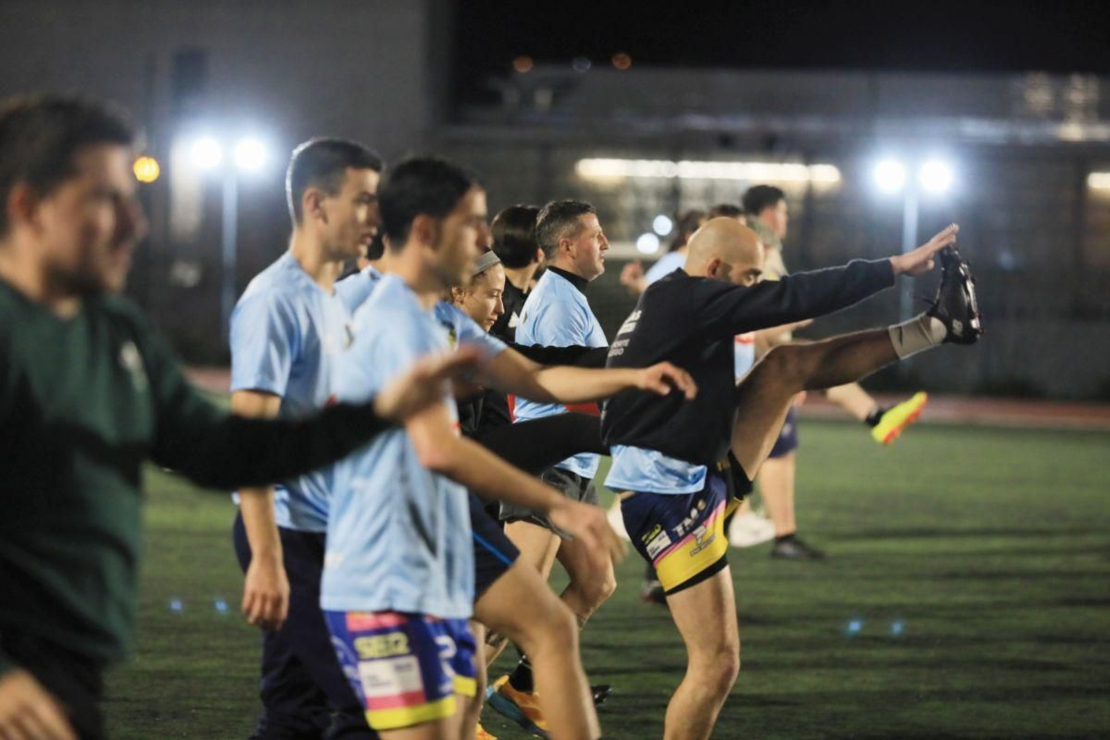 Los jugadores del Campus, ejercitándose en el campo Universitario.