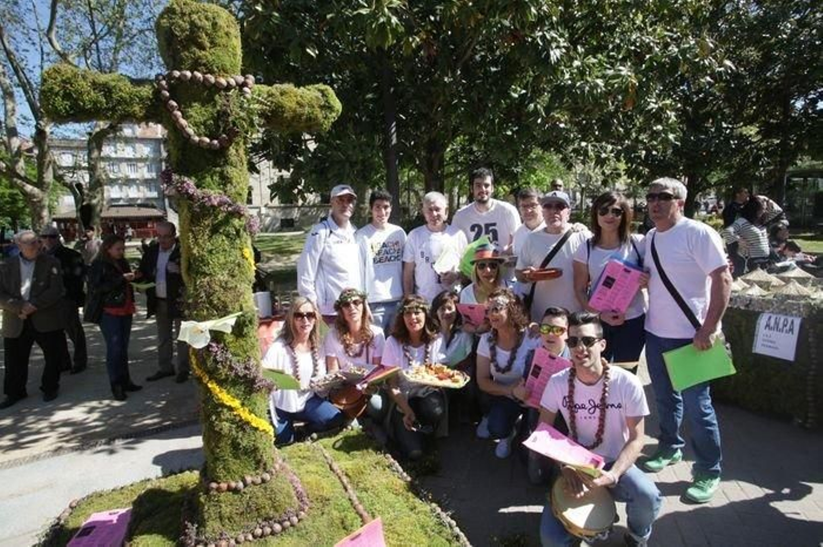 Ourense. 1-05-2016. Maios en la Alameda. Os Lolailos.  Paz