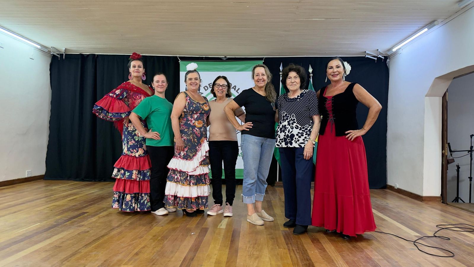 Parte del elenco sobre el escenario