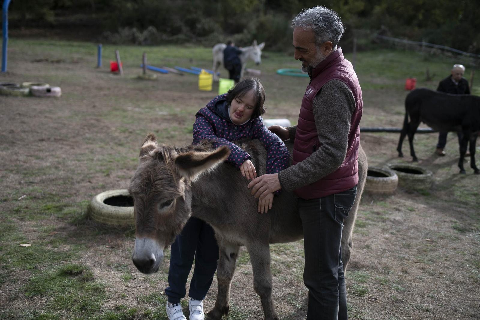Elena junto a la burra Esperanza, acompañadas ambas por David Lema.