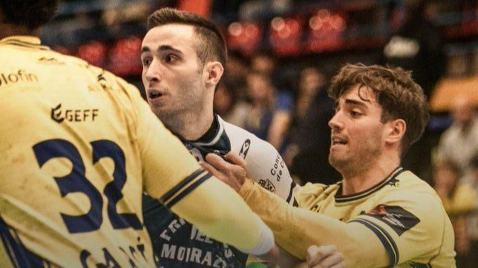 Manu Pérez, sujetado por la defensa local en un lance del encuentro de ayer en Artaleku.