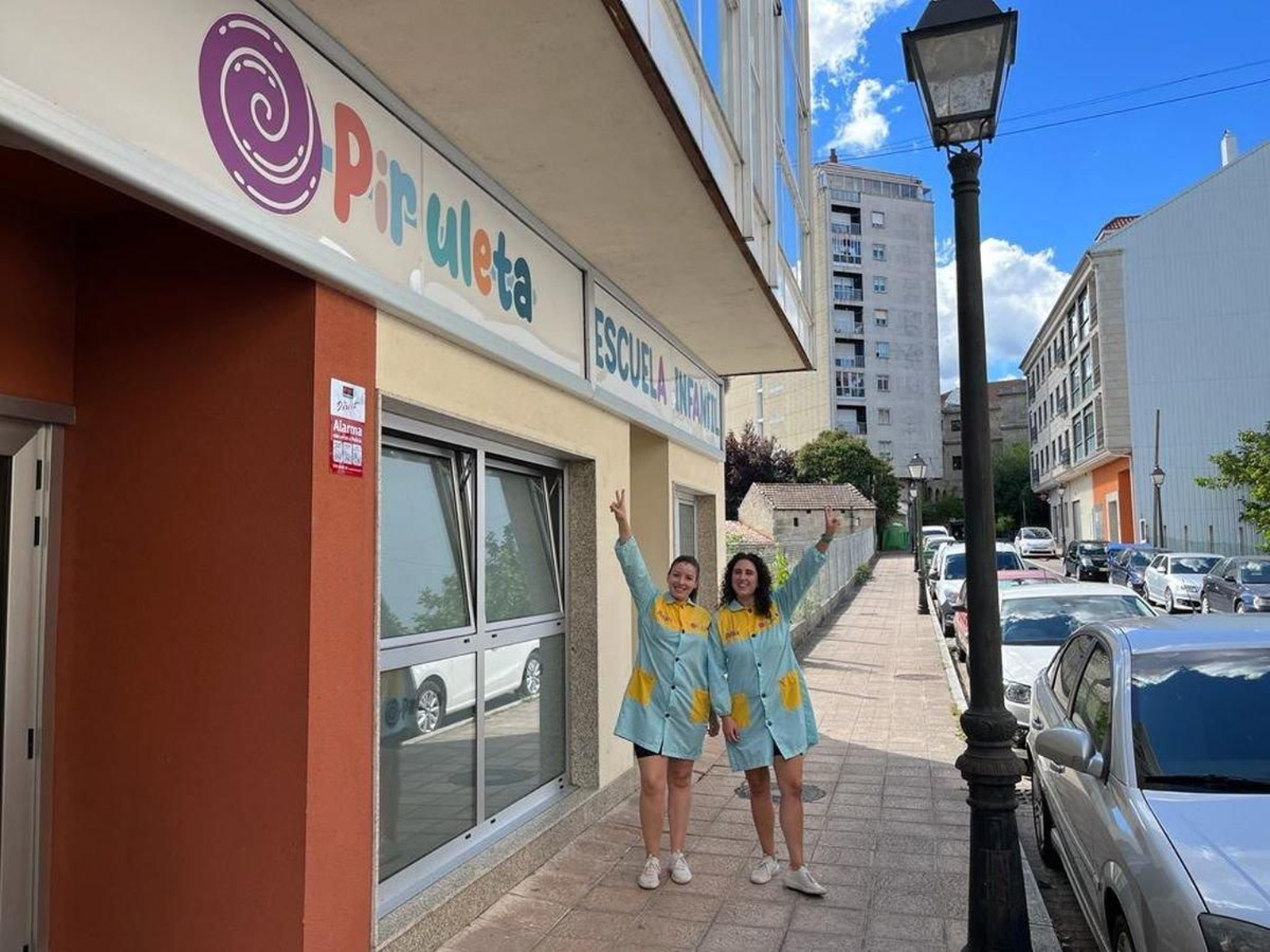 Anais Taboada y Alba Varela ante la Escuela Infantil Piruleta