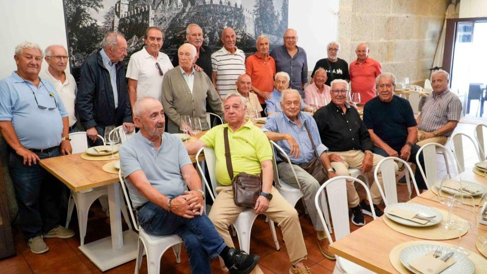 Una veintena de amigos de Don Moisés celebraron con el religioso sus 98 años.