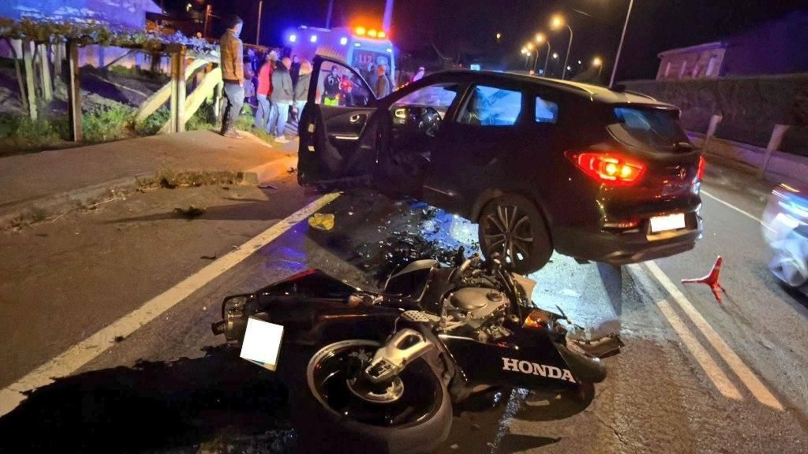Estado en el que quedó la moto tras el accidente en Cambados.