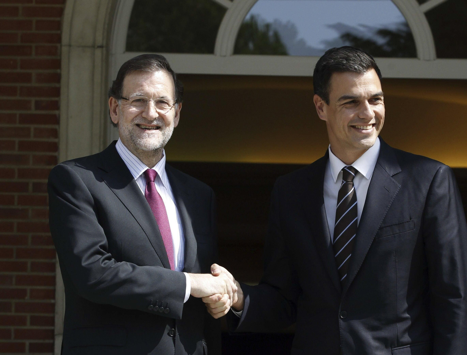 El presidente del Gobierno, Mariano Rajoy (i), recibe al nuevo secretario general del PSOE, Pedro Sánchez