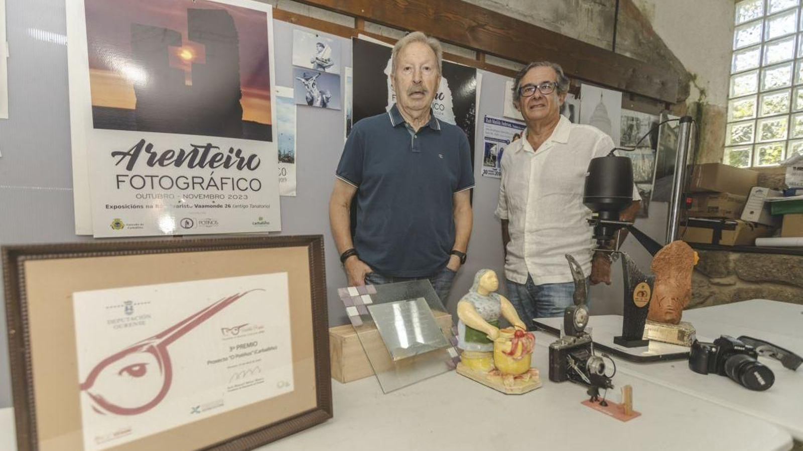 Manolo Celta y José Luis Montes, en la sede de O Potiños, junto a recuerdos de la asociación.