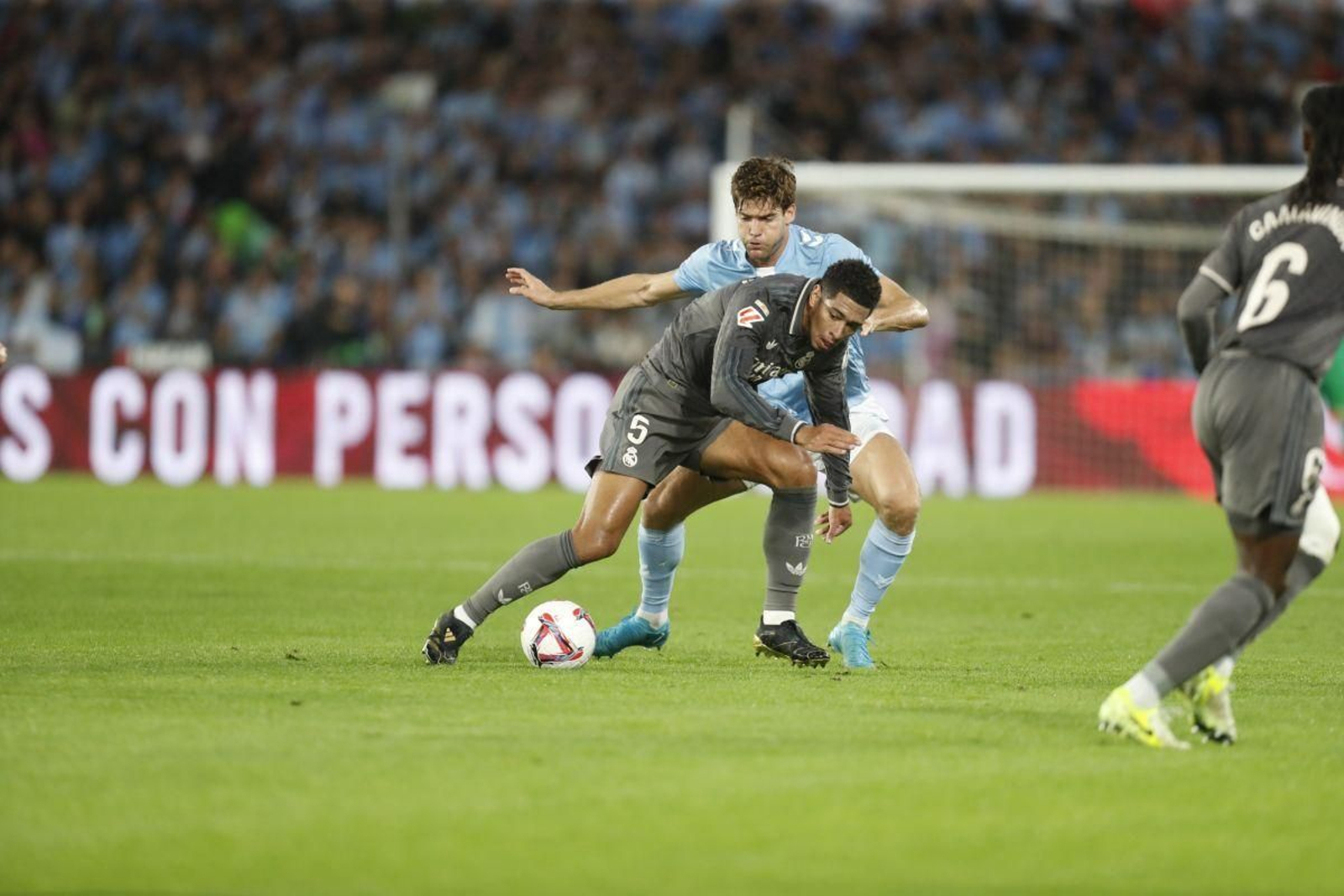 Marcos Alonso encima a Jude Bellingham en el partido de Liga disputado en Balaídos en octubre.