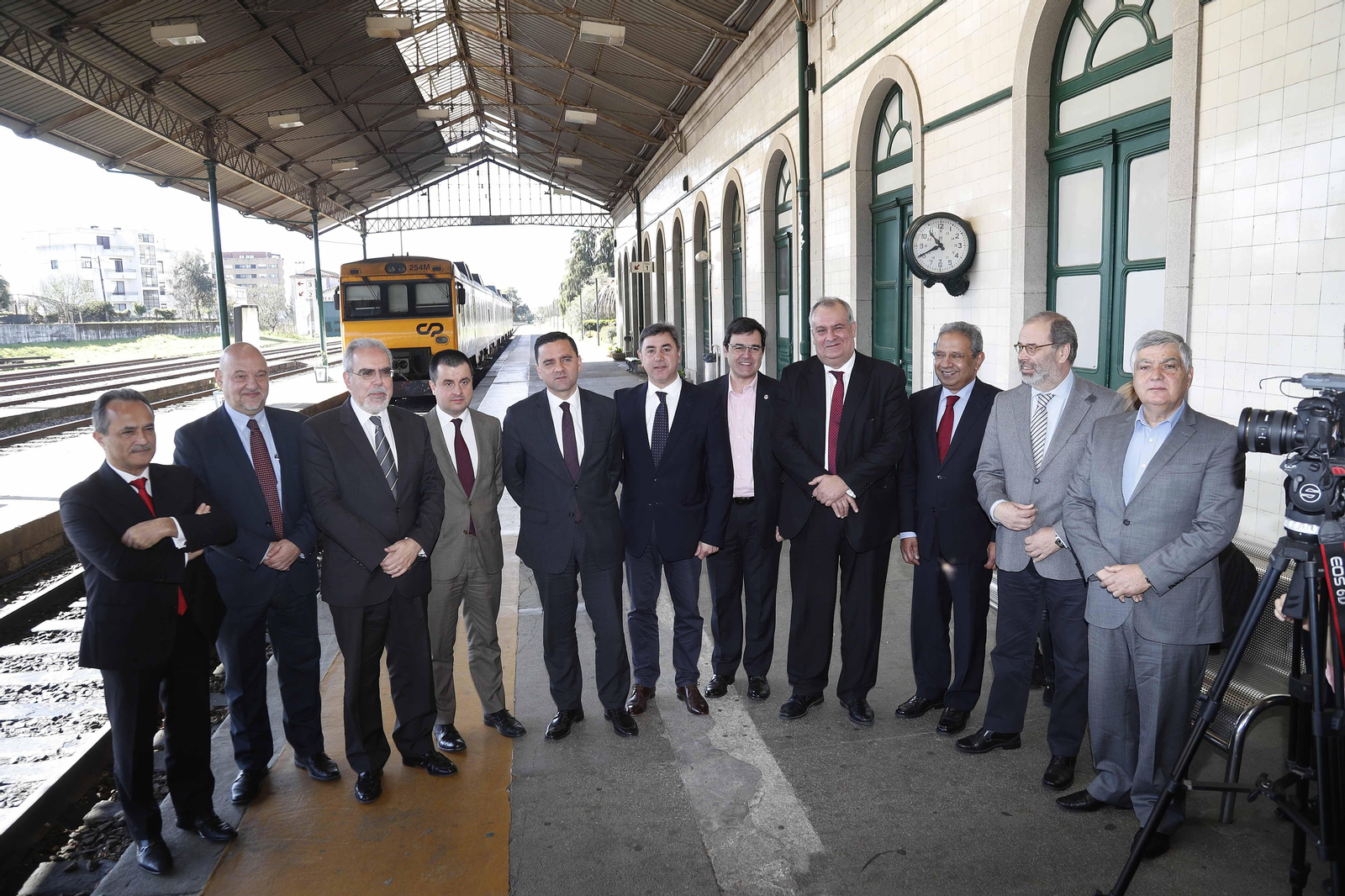 El ministro portugués, su equipo, alcaldes de la Región Norte y el secretario del Eixo (segundo a la izquierda), ayer en Valença.