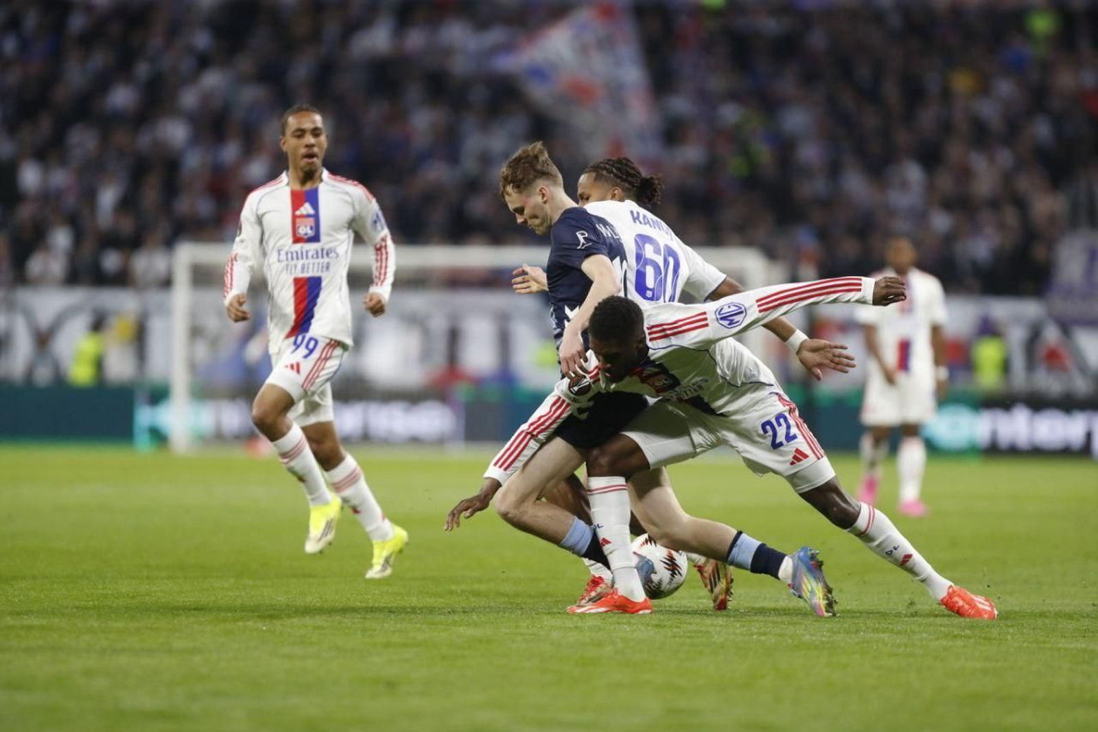 Williot pugna por el balón en el partido contra el Lyon.