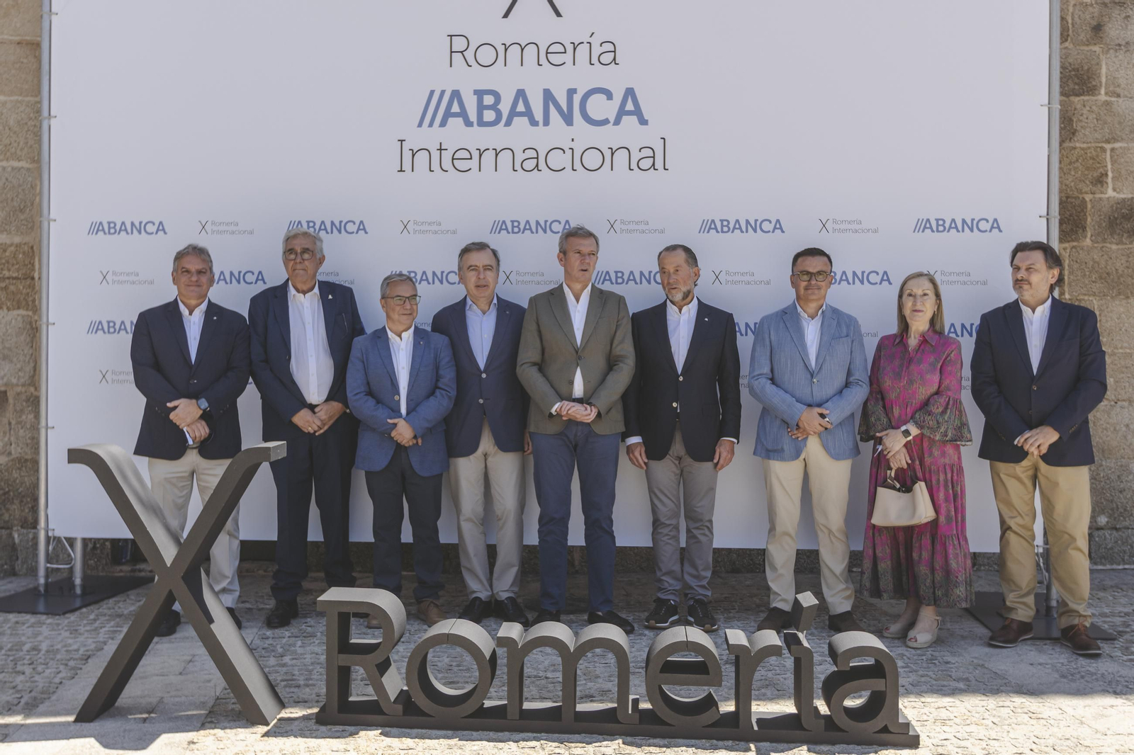 Alfonso Rueda;presidente de la Xunta de Galicia, y Juan Carlos Escotet; presidente de ABANCA,  en el centro acompañados durante la X Romería Abanca Internacional
