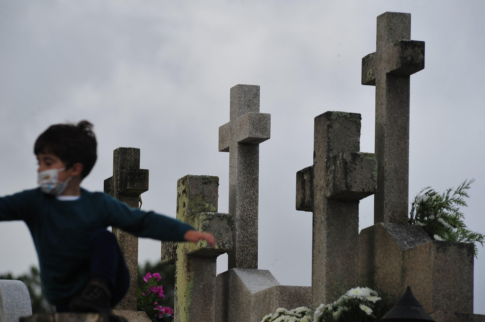 Día de Todos los Santos en el cementerio de Santa Mariña. José Paz