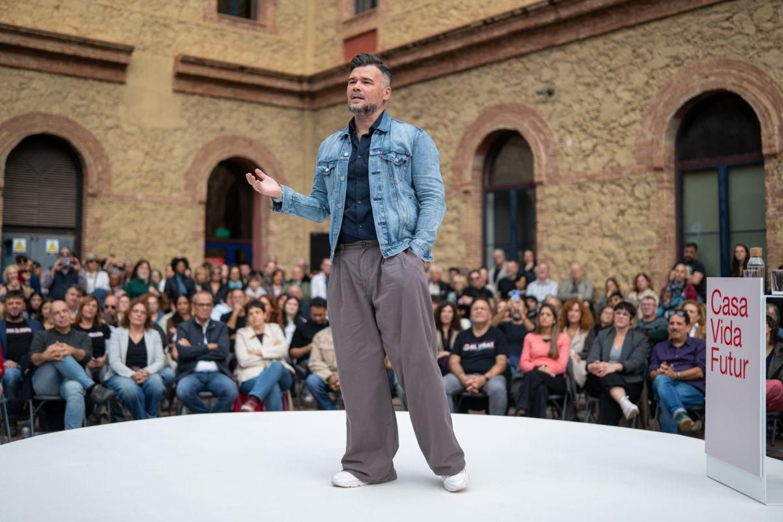 Gabriel Rufián luce nueva imagen durante un acto preelectoral en Barcelona.