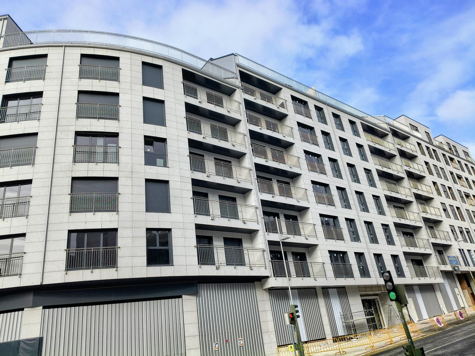 Uno de los edificios nuevos con pisos en venta y alquiler en A Parda.
