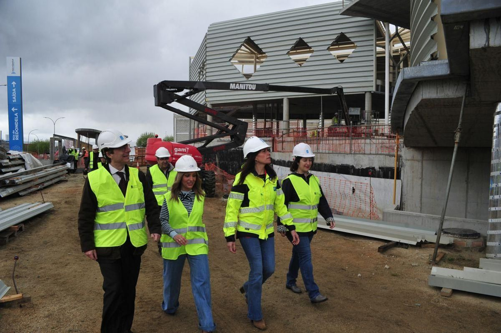 Miguel Corgos, Marta Novoa y María Martínez Allegue en la visita a las obras del CECIGA