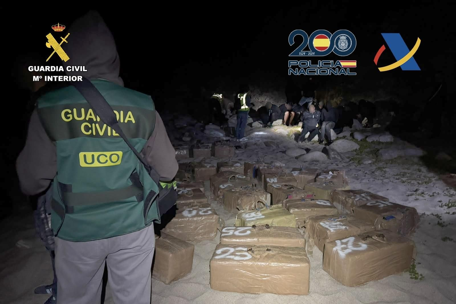Agentes de la UCO intervienen 1,6 toneladas de cocaína en una playa de Muxía (A Coruña).