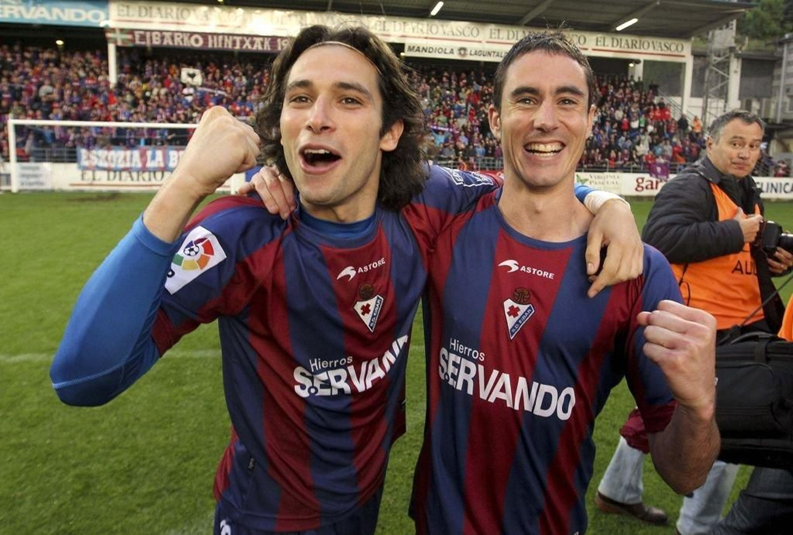 José Ignacio Peleteiro 'Jota' (i.) celebra junto a un compañero el ascenso del Eibar a Primera División.