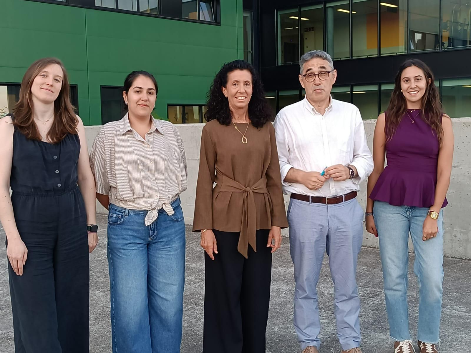 En el centro, la jefa de la Unidade de Diagnóstico por Imagen, Mercedes Arias, junto al investigador César Veiga.