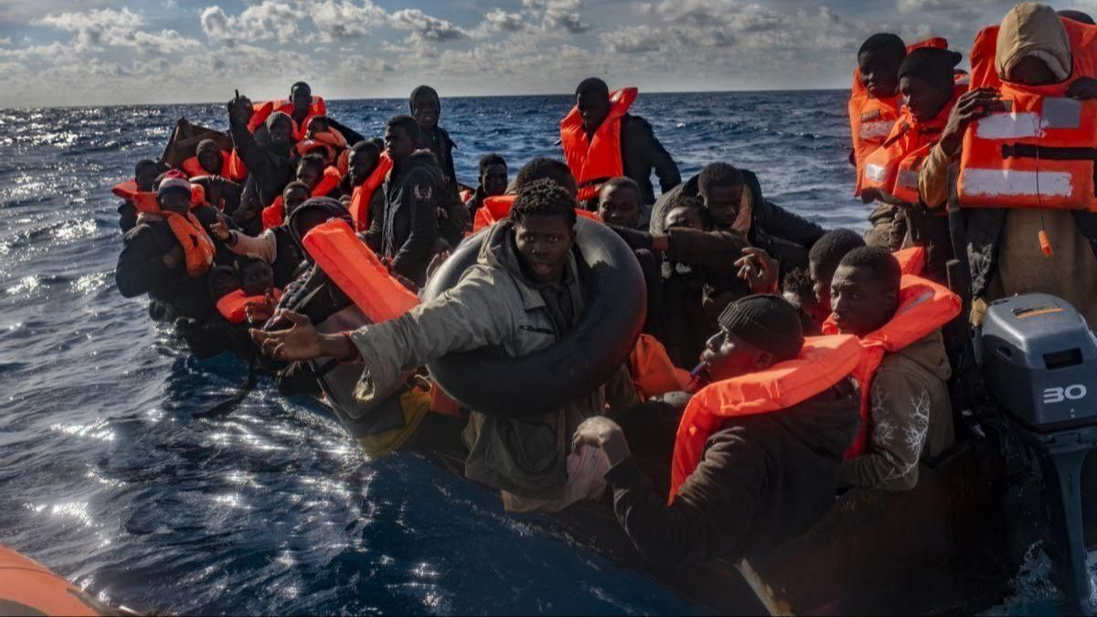 Un cayuco con inmigrantes africanos llega a las costas españolas.