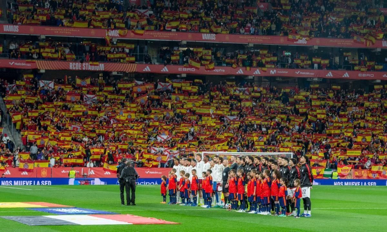 Las selecciones de España y Egipto durante la interpretación de los himnos en Cornellá.