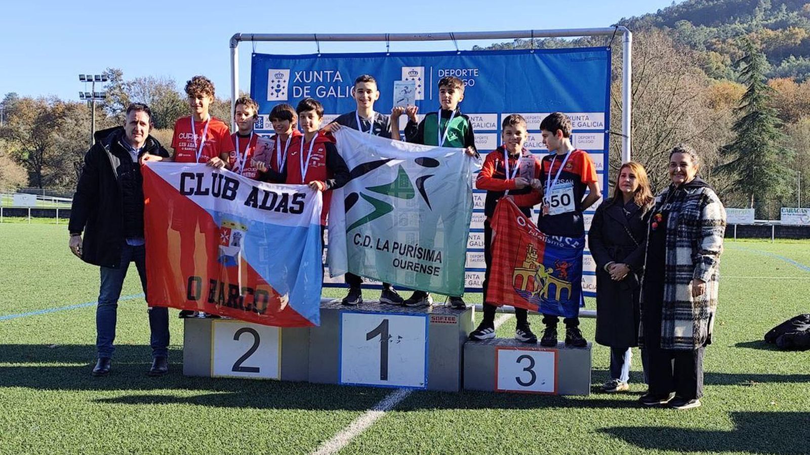 El CD La Purisima en lo alto del podio acompañado por Adas O Barco y Ourense Atletismo.
