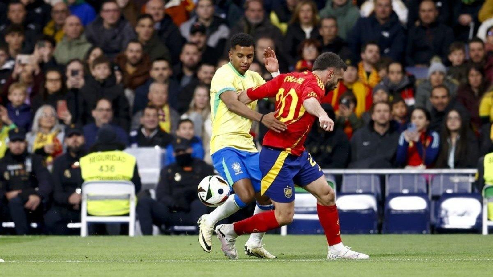 Rodrygo trata de superar a Carvajal (EP).