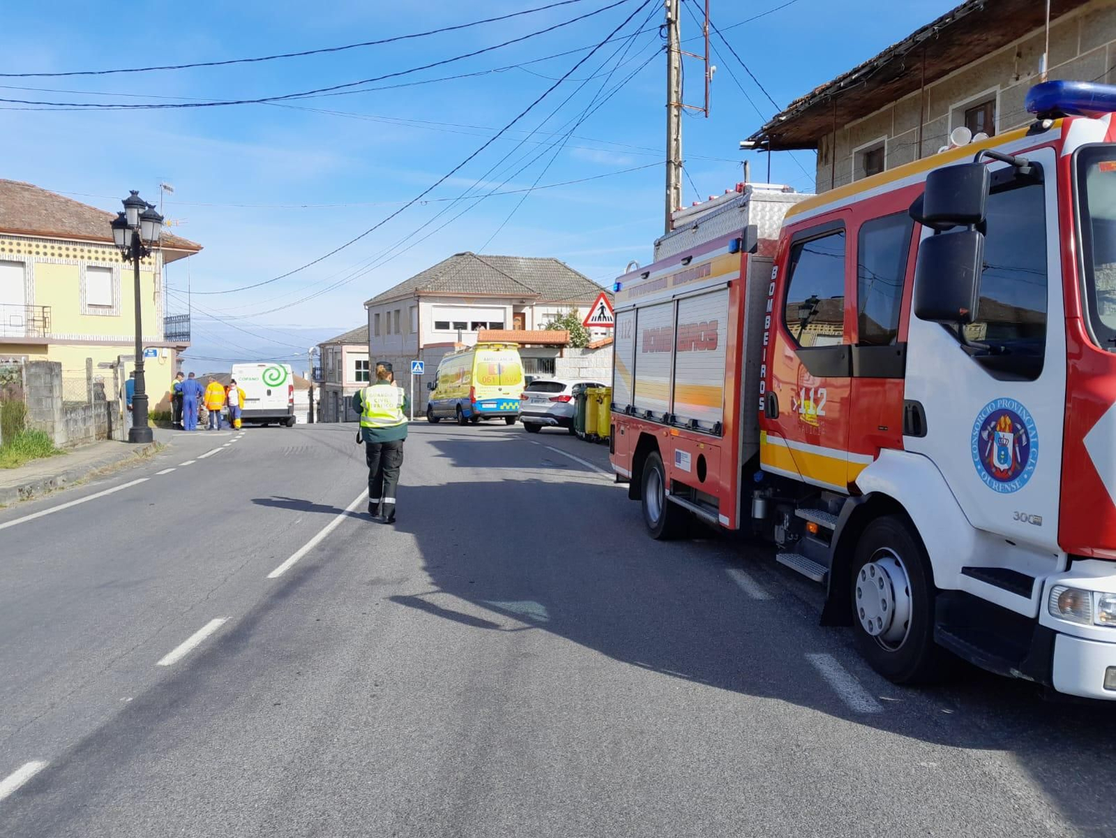 Los servicios de emergencia en la zona del suceso en Toén.